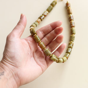 collier en Unakite, pierre aux teintes vertes et orange super tendance pour le printemps