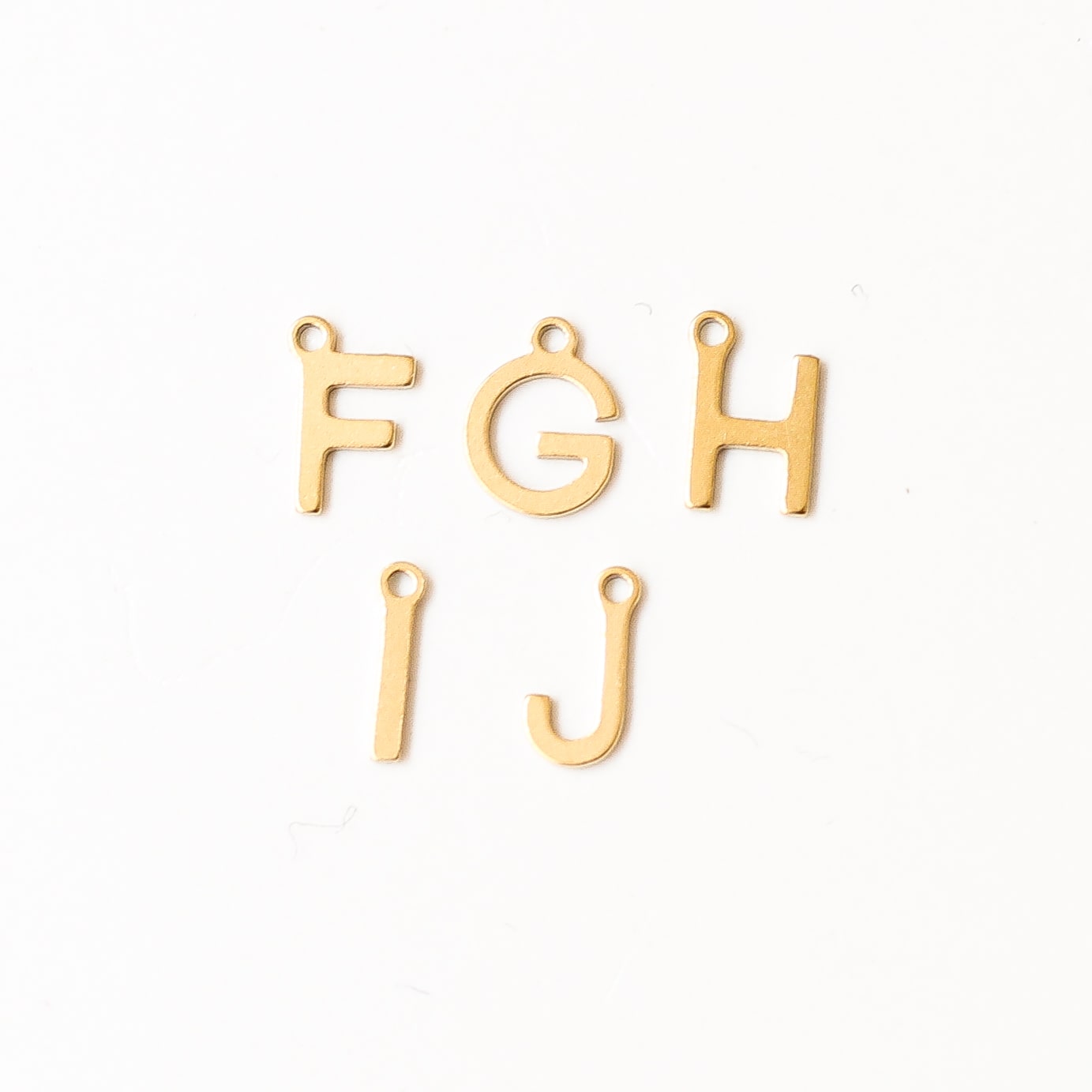 breloque lettre pendue collier doré