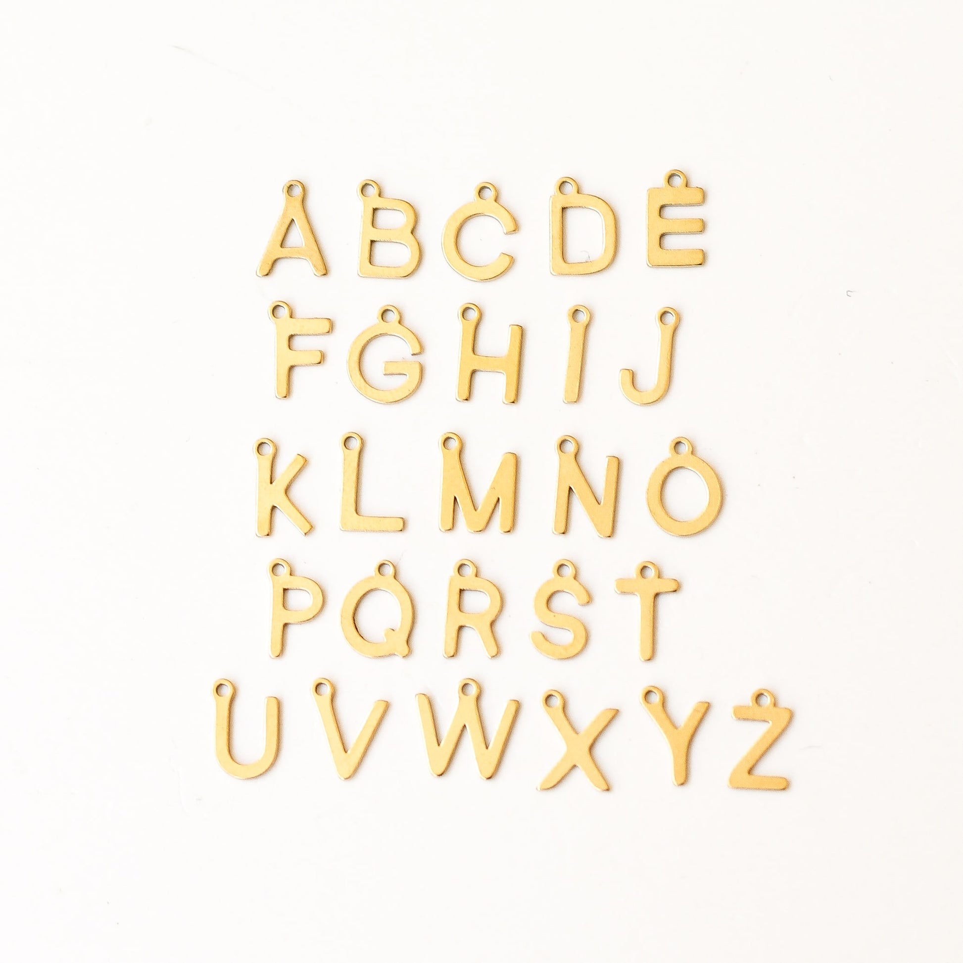 charm's breloque lettre bâton doré