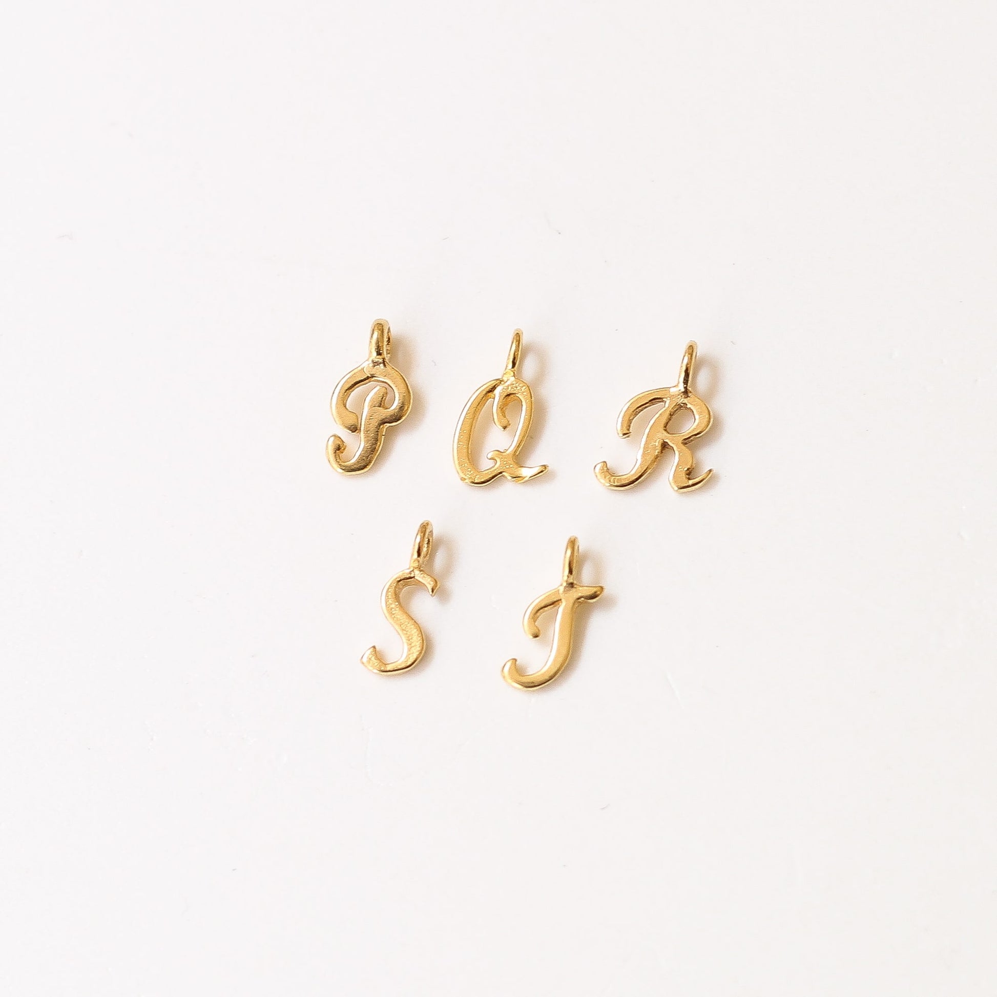charm's doré lettre attachée pendue