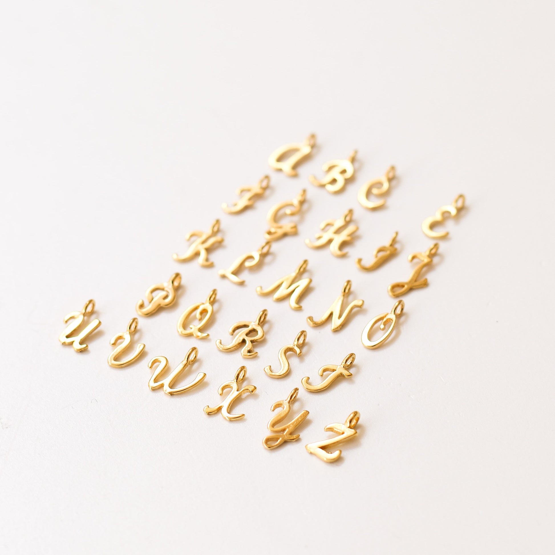 pendentif lettre manuscrite charms doré 