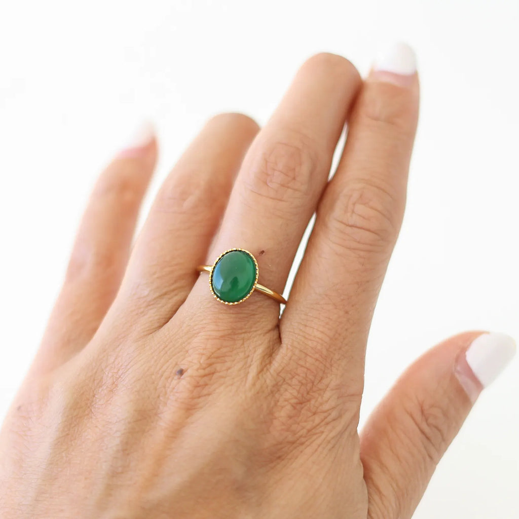 bague créateur agate verte plaqué or porté