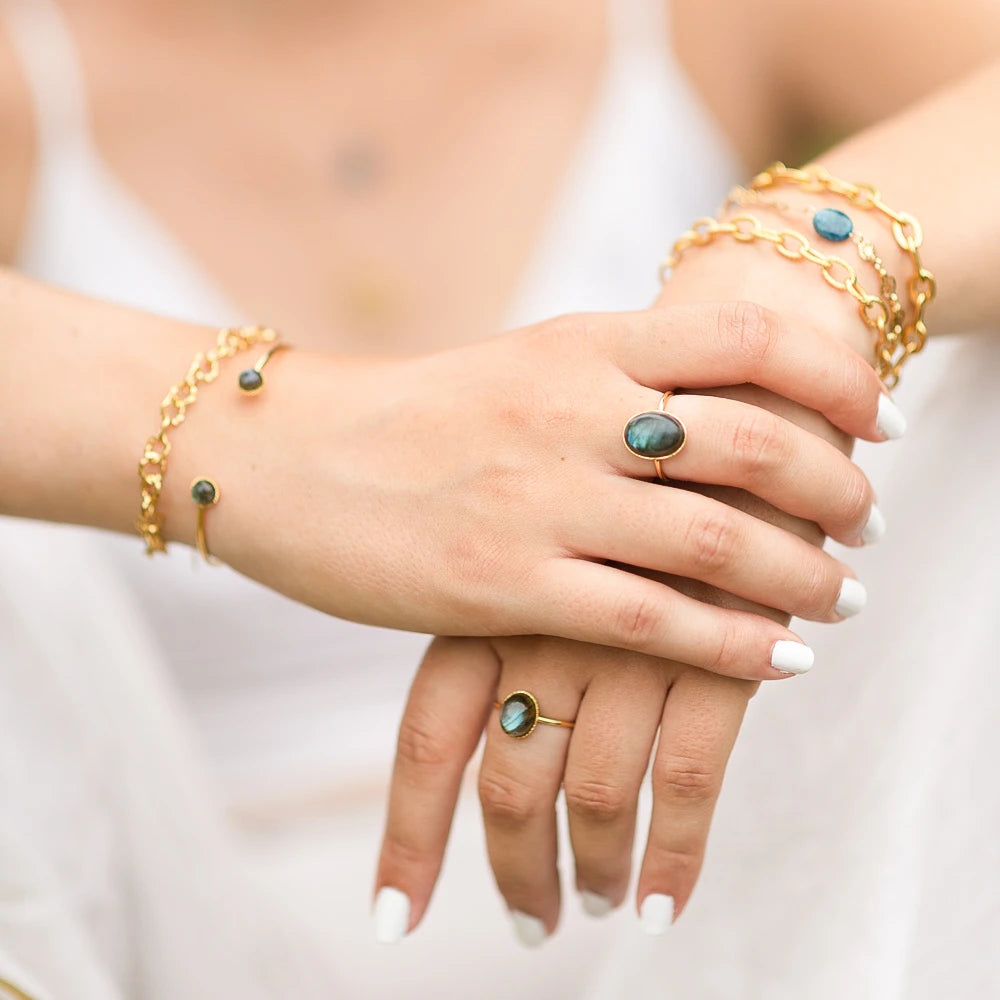 Bague créateur Labradorite plaqué or porté