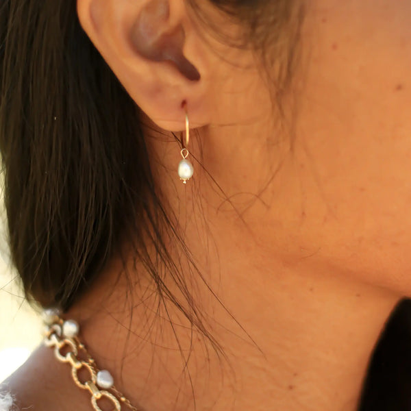boucles d'oreille anneau perle portéboucles d'oreille anneau perle nacre porté