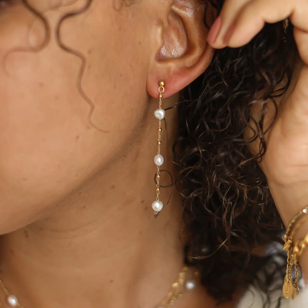 Boucles d'oreilles chaîne perle acier portée